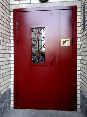 Дверь на входе в МКД