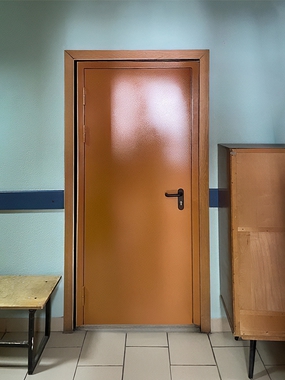 Однопольная оранжевая дверь