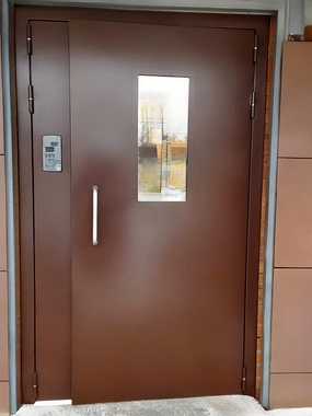 Подъездная остекленная дверь