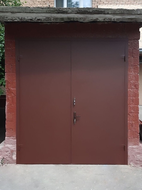 Распашная металлическая дверь