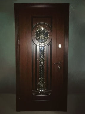 Однопольная дверь с коваными элементами