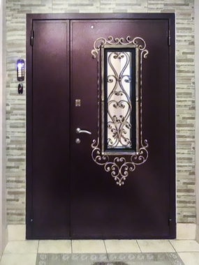 Остекленная дверь с элементами ковки
