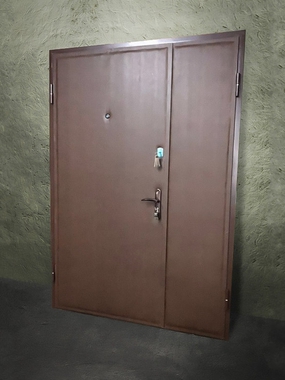 Двустворчатая дверь с отделкой винилискожей