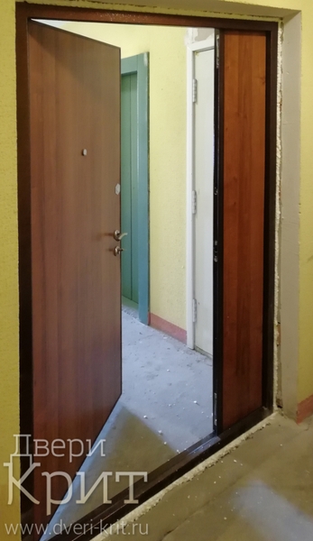 Тамбурная дверь 07 в открытом виде