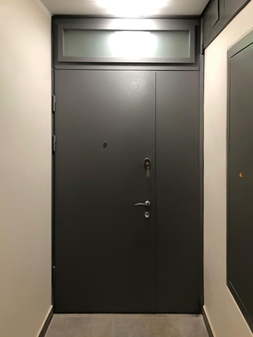 Однопольная дверь с остекленной фрамугой
