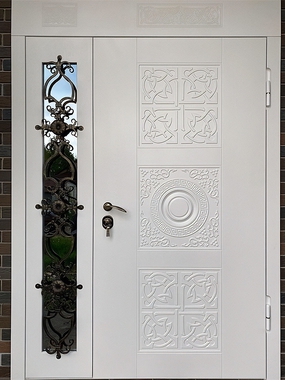 Белая дверь с боковой остекленной вставкой