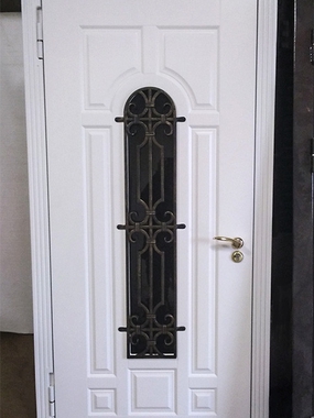 Белая дверь с остеклением