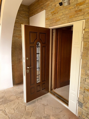 Белая дверь со стеклом и ковкой