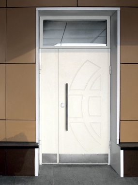 Белая дверь со светопрозрачной фрамугой