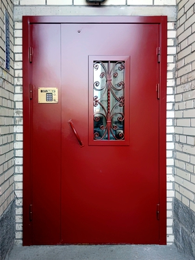 Дверь красного цвета с окном