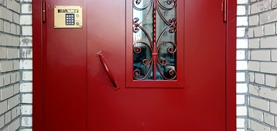 Оригинальные двери в подъезды — смотрите фото наших работ