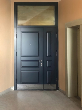 Дверь МДФ с остекленной фрамугой и отбойником