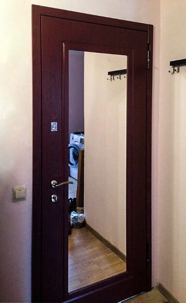 Дверь в квартиру с зеркалом