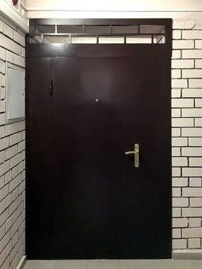 Дверь-перегородка с решетчатой фрамугой