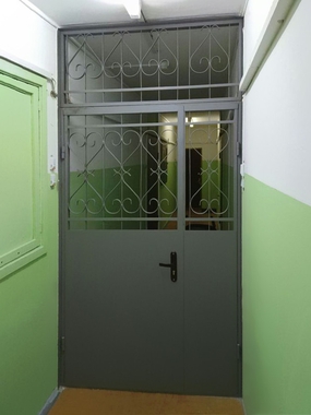 Дверь-решетка в тамбурное помещение
