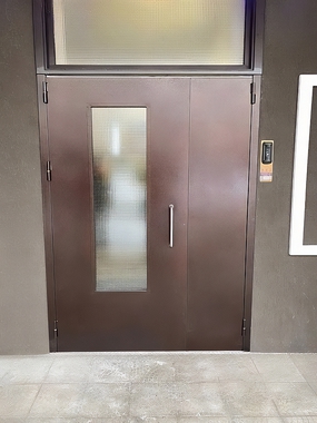 Дверь с армированным стеклом