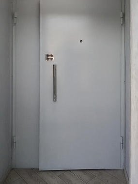 Дверь с кодовым замком, вид снаружи
