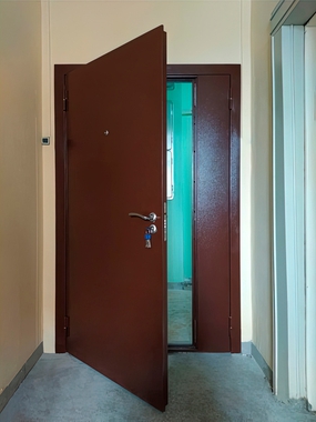 Дверь с коричневым порошковым покрытием