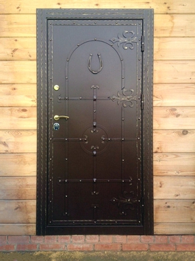 Дверь с коваными деталями для частного дома
