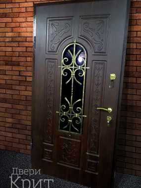 Дверь с резьбой