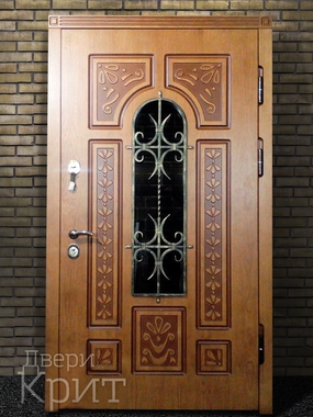 Дверь с рисунком из резьбы со стеклом и ковкой