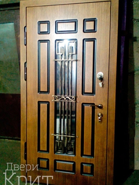 Фото двери с ковкой и стеклом