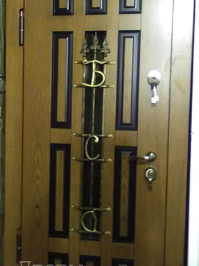 Дверь с коваными буквами