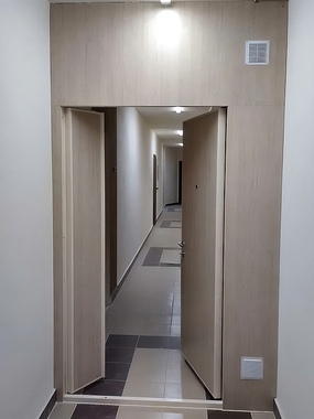 Дверь с ламинатом внутри