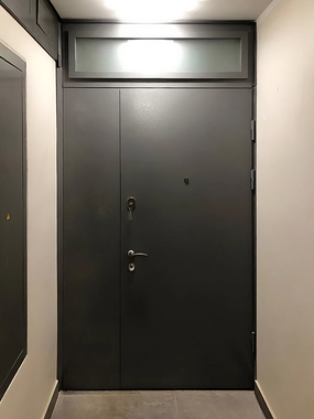 Дверь с остекленной фрамугой