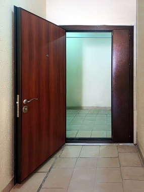 Дверь с отделкой ламинатом