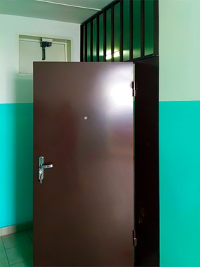 Дверь с решетчатой фрамугой