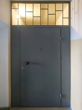 Дверь с решеткой сверху