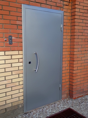 Дверь с серым полимерным покрытием