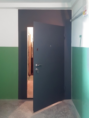 Дверь с серым порошковым напылением