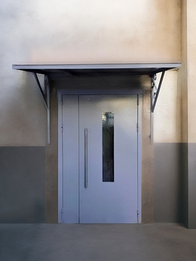 Дверь с узким стеклопакетом