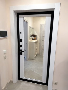 Дверь с зеркалом