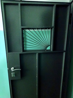 Дверь-скелет с решеткой