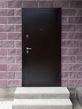 Дверь в частном доме