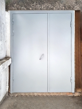 Дверь в подъезд многоквартирного дома