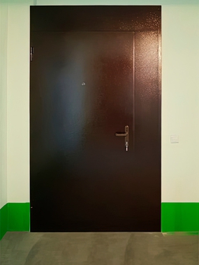 Дверь в тамбурное помещение, вид снаружи