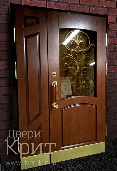 Двери с ковкой и стеклом