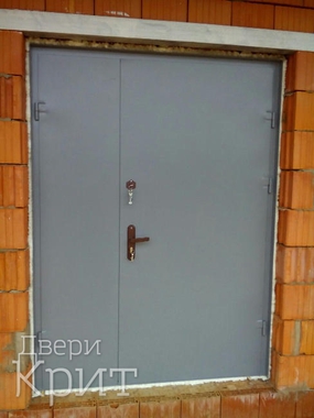 Двупольная дверь серого цвета