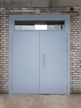 Двустворчатая дверь с остекленной фрамугой