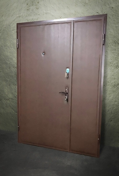 Полуторная дверь с отделкой винилискожей 08