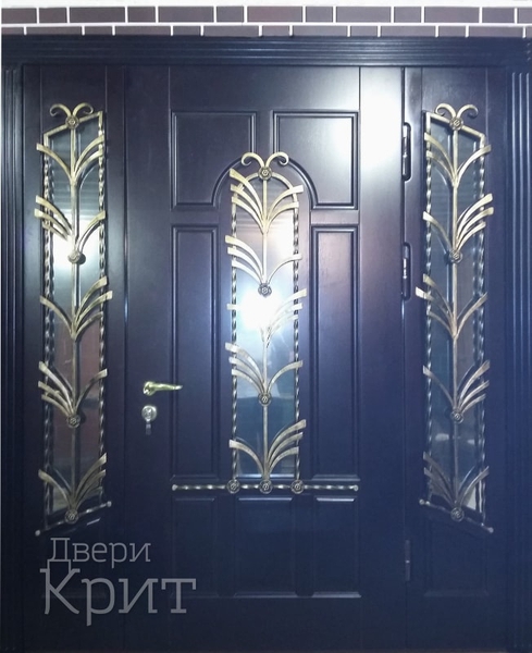 Широкая дверь с окнами