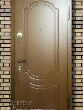 Дверь с коричневым МДФ