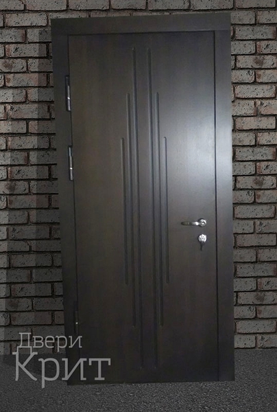 Входная дверь с темной МДФ панелью