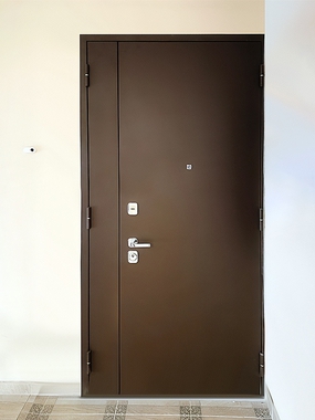 Коричневая стальная дверь
