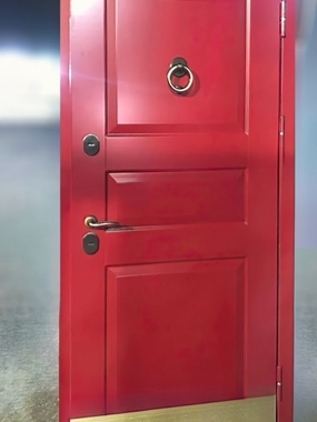 Красная дверь с отбойником и кнокером