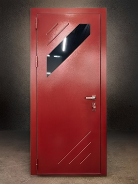 Красная металлическая дверь